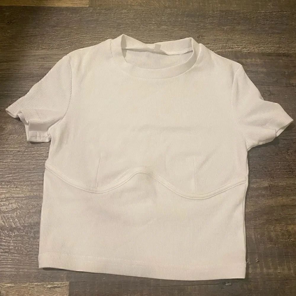 [boutique] ribbed white t shirt with bust detailing #2